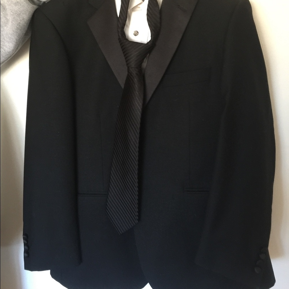 Perry Ellis Men's evening tuxedo.